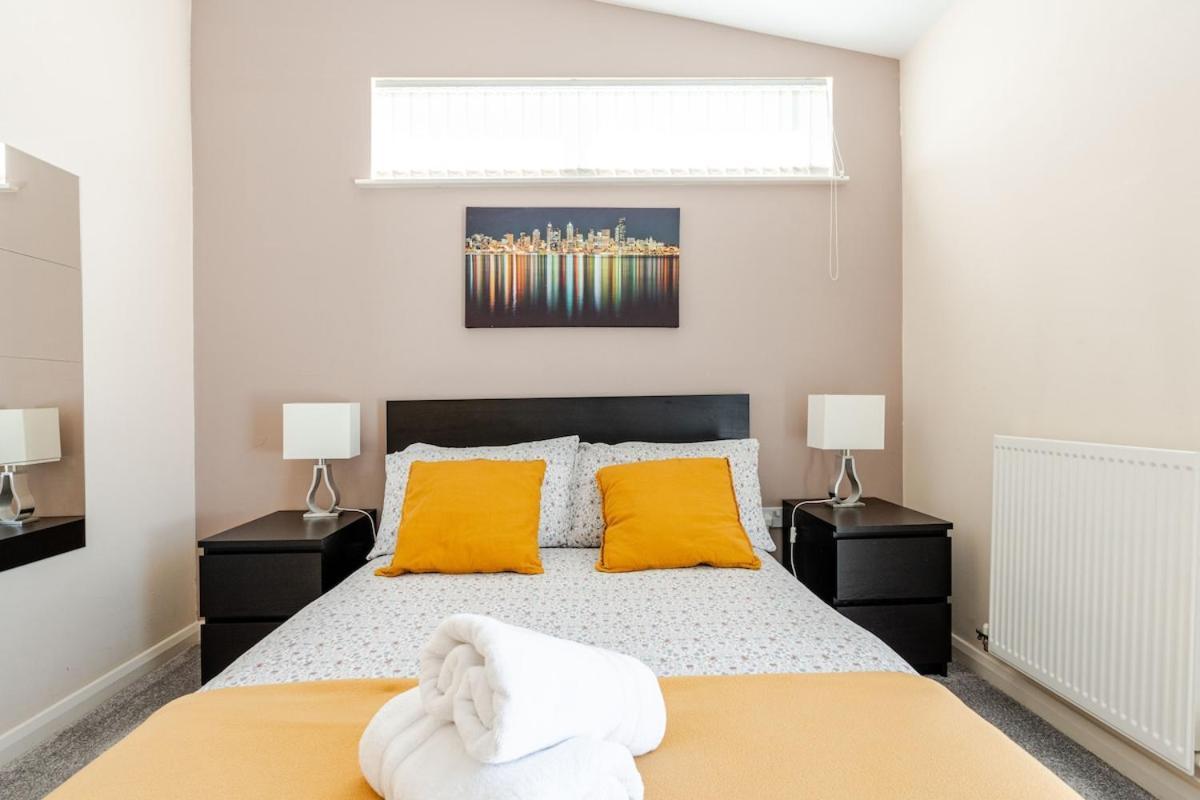 Comfortable 3-Storey House With Free Car Parking Manchester Exteriör bild