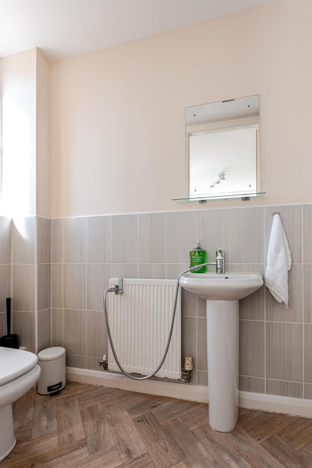 Comfortable 3-Storey House With Free Car Parking Manchester Exteriör bild