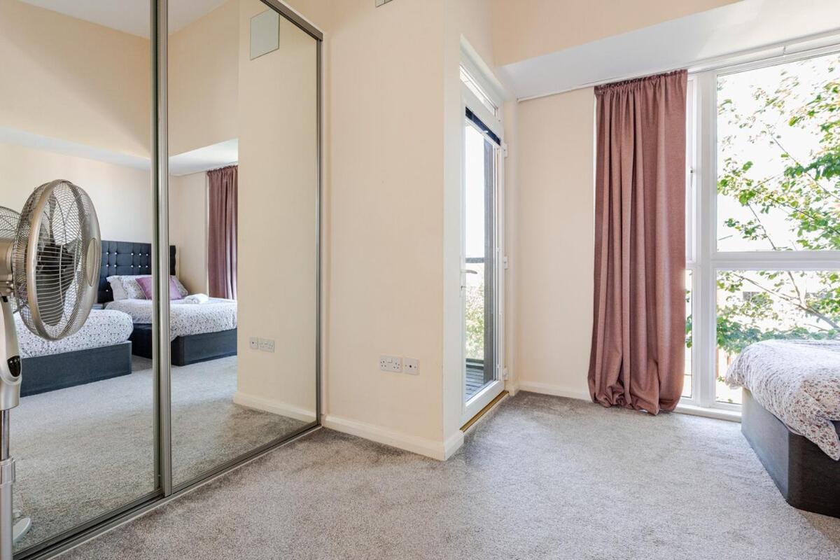 Comfortable 3-Storey House With Free Car Parking Manchester Exteriör bild
