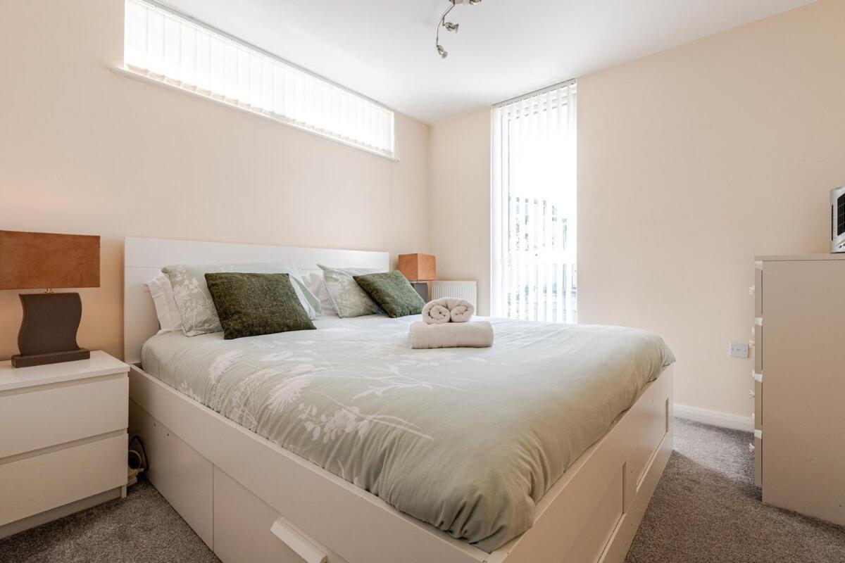 Comfortable 3-Storey House With Free Car Parking Manchester Exteriör bild