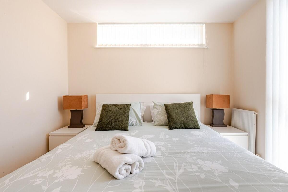 Comfortable 3-Storey House With Free Car Parking Manchester Exteriör bild