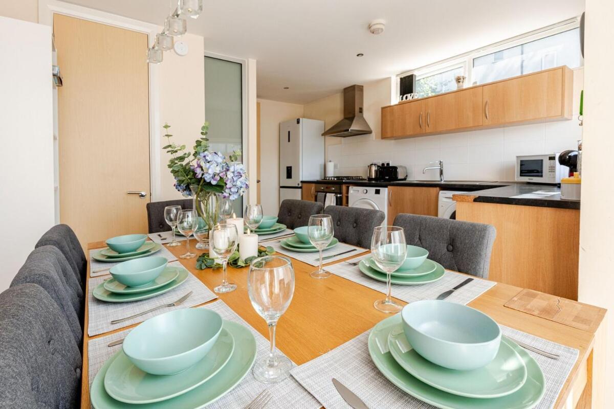 Comfortable 3-Storey House With Free Car Parking Manchester Exteriör bild